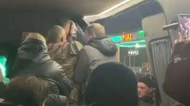 У Кривому Розі чоловік з ножем влаштував дебош у маршрутці (ВІДЕО)