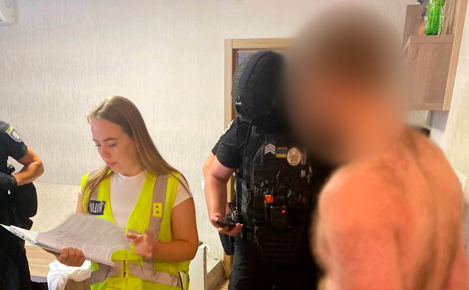 У Києві судитимуть двох шахраїв, які під виглядом ремонту комп’ютерів ошукали кількох пенсоінерів (ФОТО)