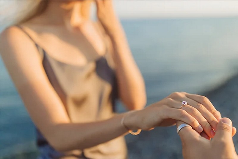 Роблячи коханій пропозицію, кавалер насилу дістав обручку з кишені вузьких джинсів (ВІДЕО)