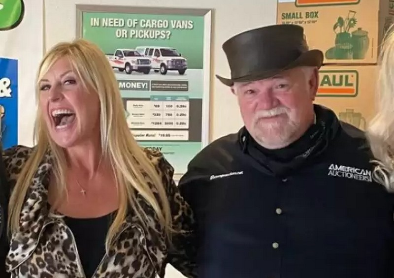 Чоловік знайшов 6 мільйонів фунтів стерлінгів у сховищі, яке купив за копійки (ФОТО)