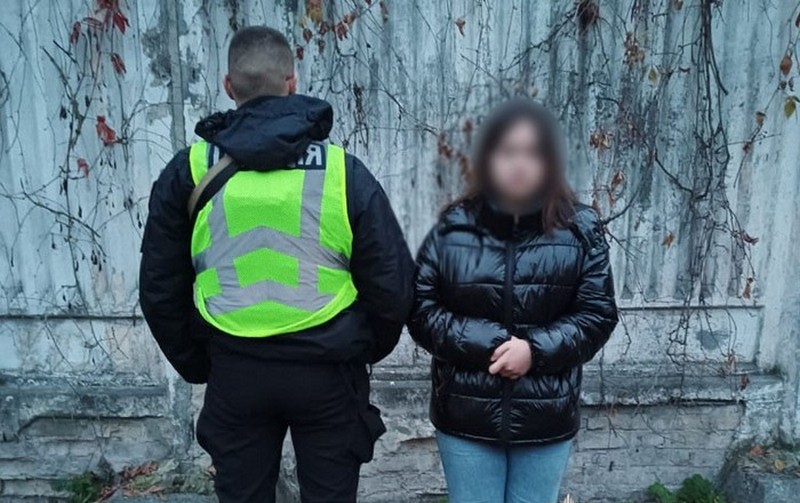 18-річну наркодилерку затримали у Деснянському районі столиці (ФОТО)