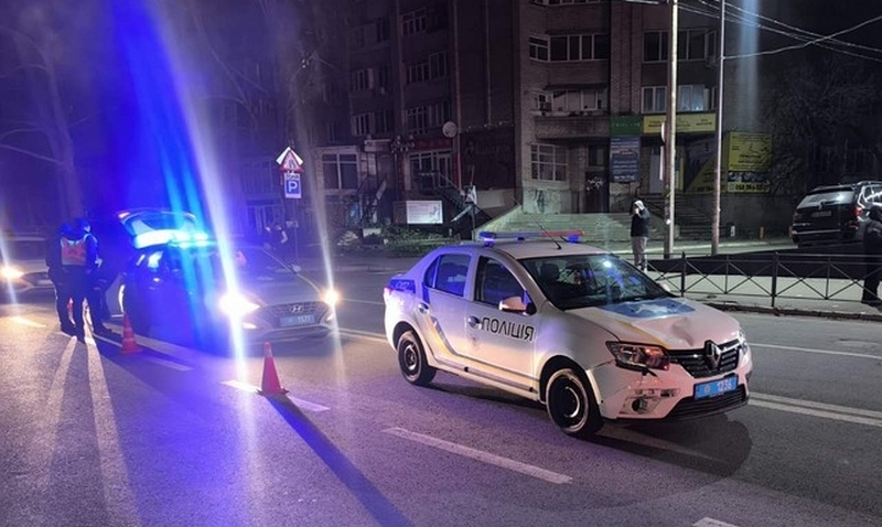 У центрі Миколаєва поліцейський автомобіль збив пішохода (ВІДЕО)