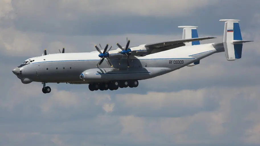 У Росії важкий транспортний літак Ан-22 "Антей" розвалився у повітрі: всі загинули (ВІДЕО)
