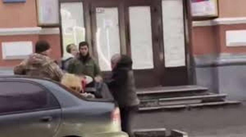 У центрі Дніпра невідомий побив двох людей (ВІДЕО)