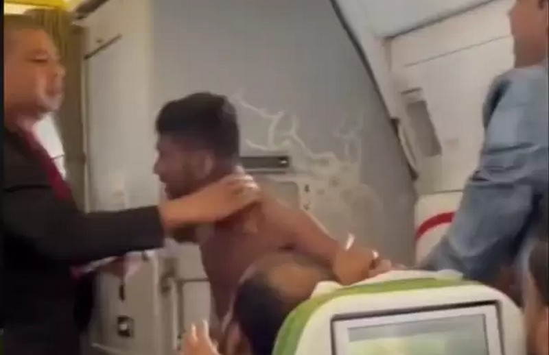 У літаку оголений чоловік влаштував бійку через місце біля вікна (ВІДЕО)