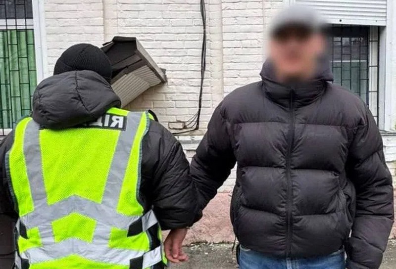 У Києві чоловік у вагоні метро розпилив газовий балончик та влаштував бійку (ФОТО)