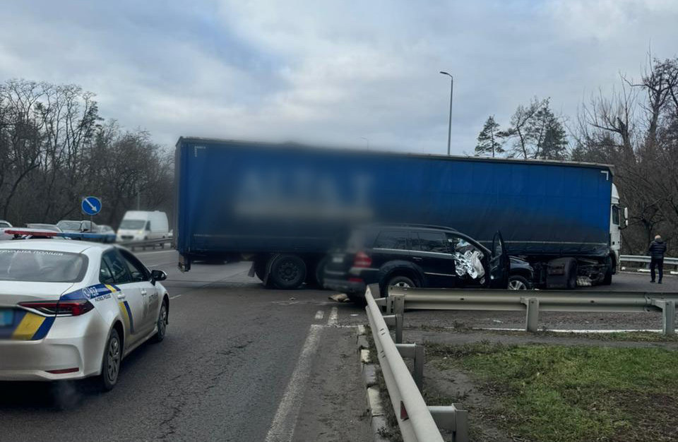 У Києві внаслідок зіткнення фури та легковика загинув підліток та постраждали четверо людей (ФОТО)