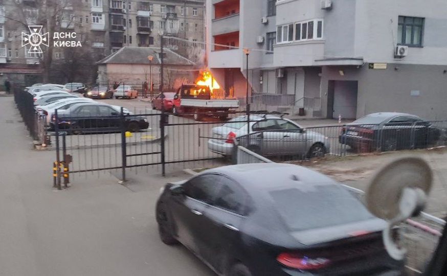 У Києві загорівся генератор: вогонь перекинувся на житловий будинок (ФОТО)