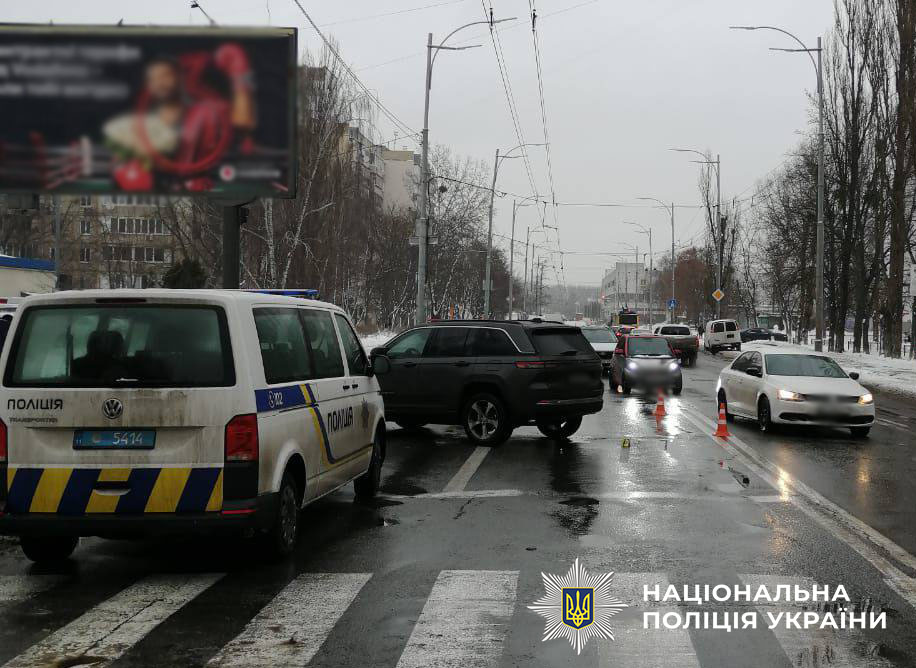Столичні поліцейські затримали водія Jeep, який на смерть збив жінку похилого віку на пішохідному переході (ФОТО)