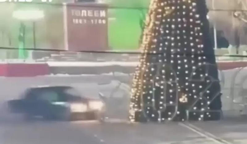 Завзятий водій на «Жигулі» протаранив велике різдвяне дерево: курйозне відео