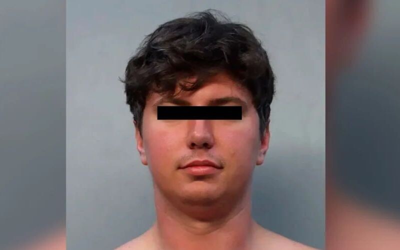 Поліція США спіймала чоловіка без одягу під час зламу елітних будинків