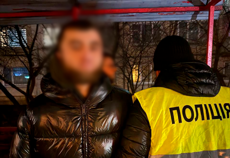 Проникли до квартири та викрали коштовності: поліцейські Києва затримали двох квартирних крадіїв