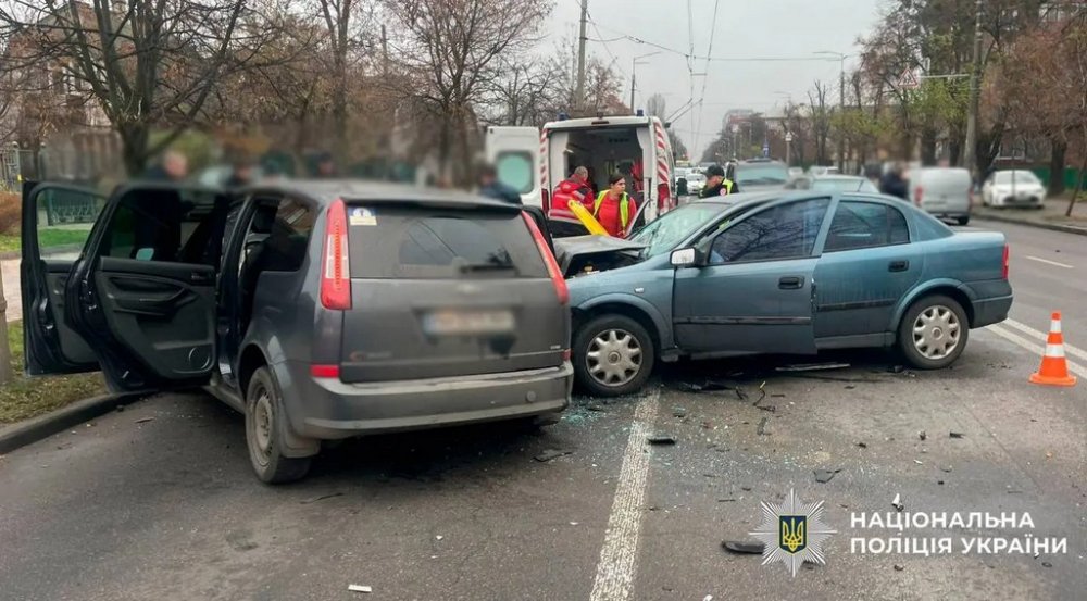 У Києві сталася потрійна ДТП: постраждали двоє людей (ФОТО)