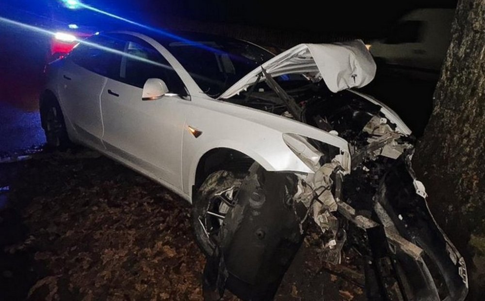 На Київщини п’яний 19-річний молодик викрав автомобіль Tesla роботодавця і розбив його об дерево