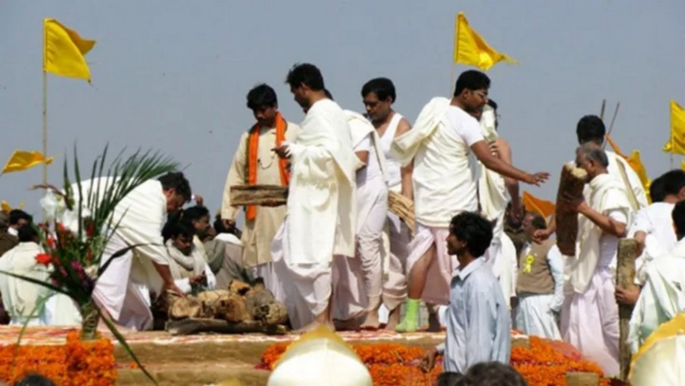 Дівчина з Індії вийшла заміж за небіжчика й має намір засудити до смертної кари родичів