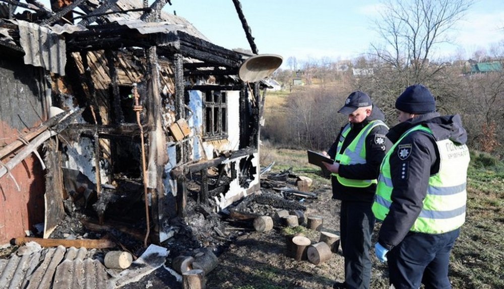 На Прикарпатті чоловік убив знайомого та намагався приховати злочин, підпаливши будинок (ВІДЕО)