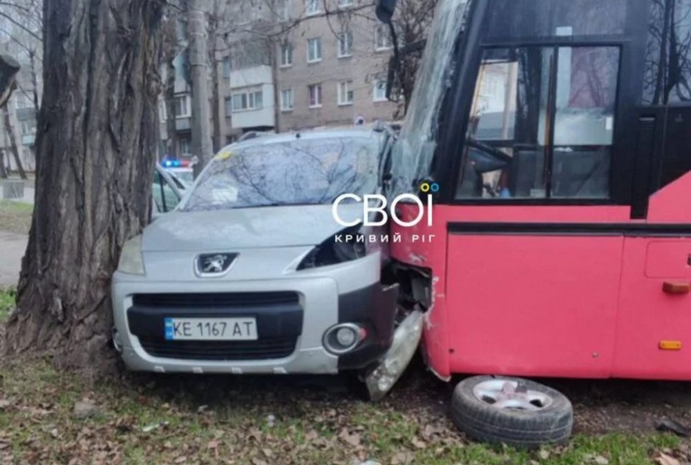 У Кривому Розі водія вирізали з авто після зіткнення з автобусом (ВІДЕО)