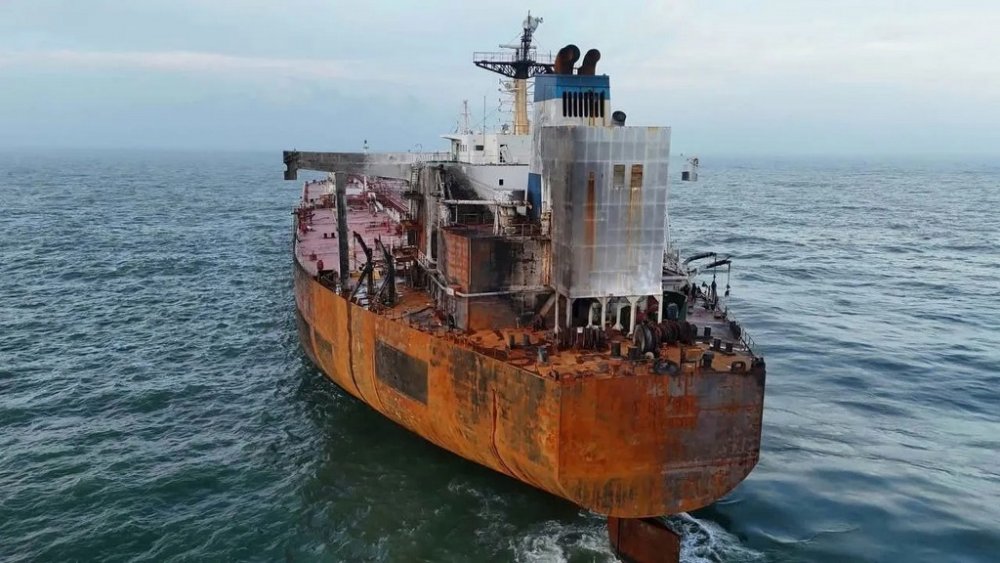 Погана погода завадила врятувати танкер РФ, уражений українським дроном (ВІДЕО)