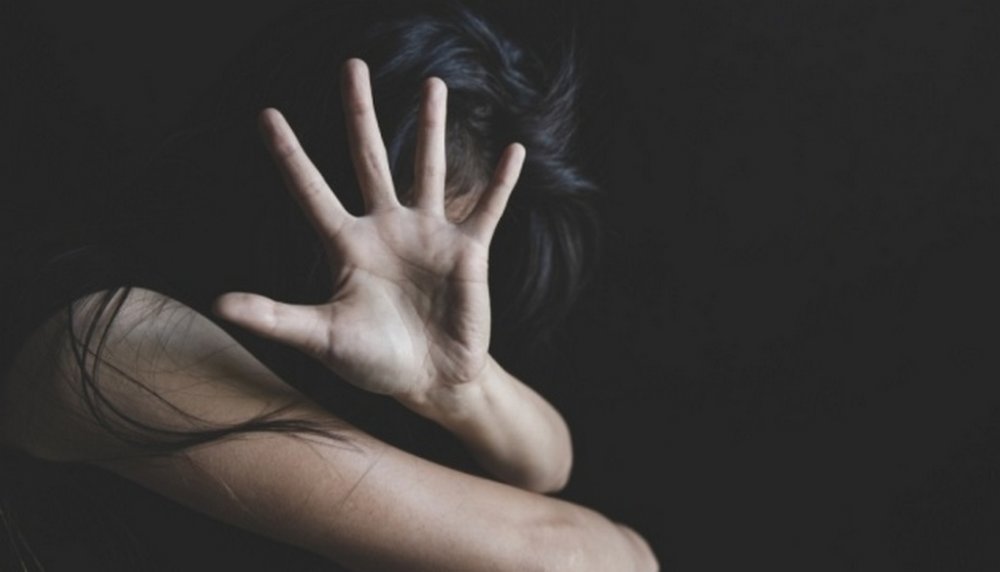 Киянка запросила неповнолітню подругу до 51-річного знайомого, який зґвалтував дівчину