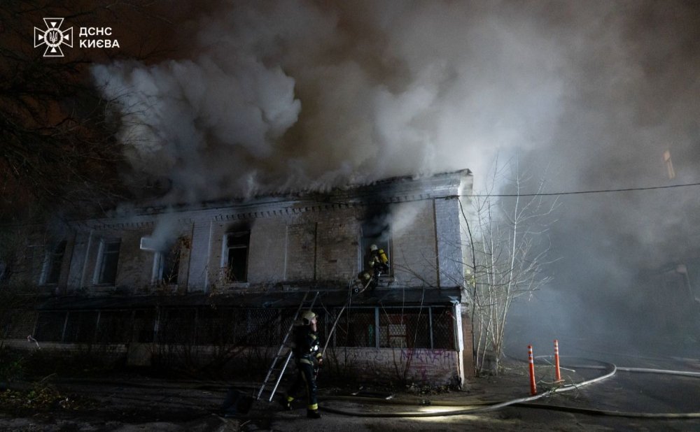 У центрі Києва рятувальники загасили пожежу у відселеній будівлі (ФОТО)