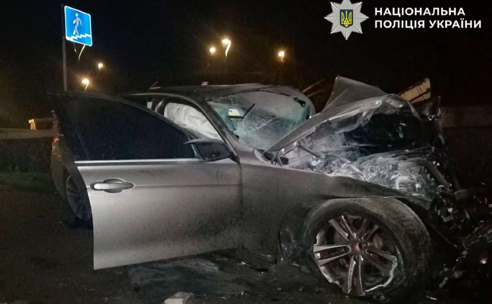 На столичній набережній автомобіль BMW вилетів з дороги та врізався у бетонний парапет: водій загинув (ФОТО)