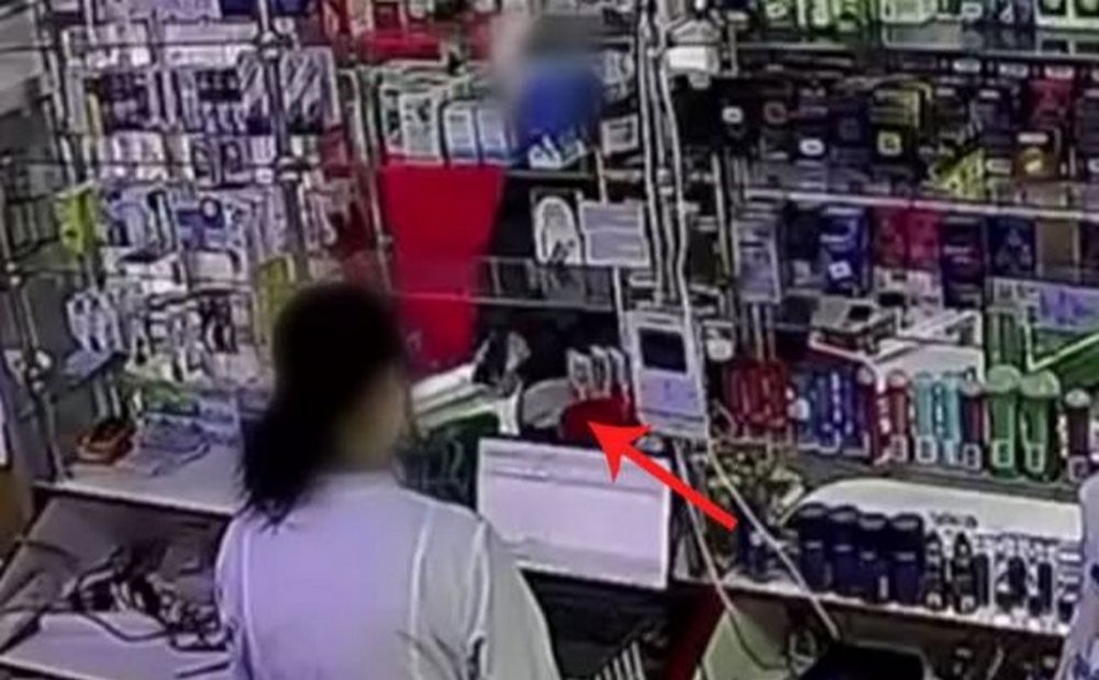 У Києві рецидивіст-невдаха з пістолетом намагався пограбувати аптеку (ВІДЕО)