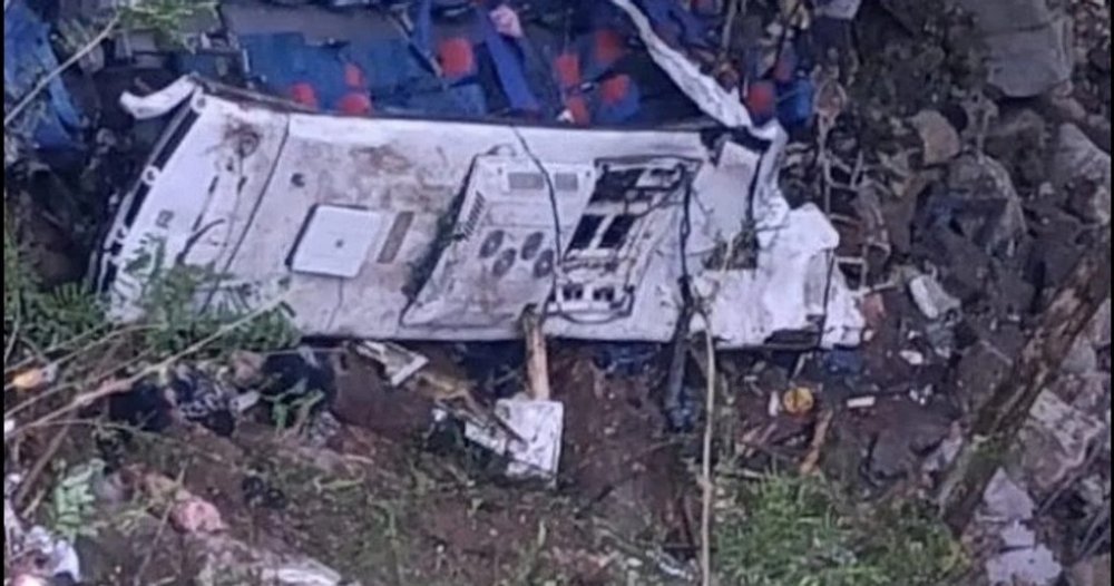 В Колумбії шкільний автобус впав зі скелі: 16 людей загинули