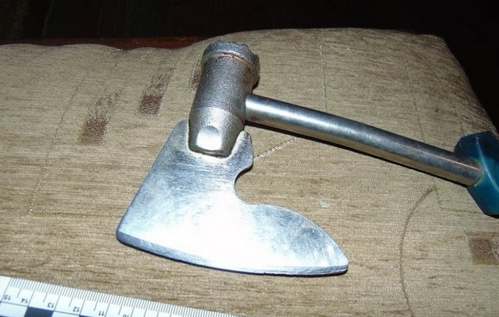 У Києві п'яний чоловік вдарив пасинка кухонною сокирою