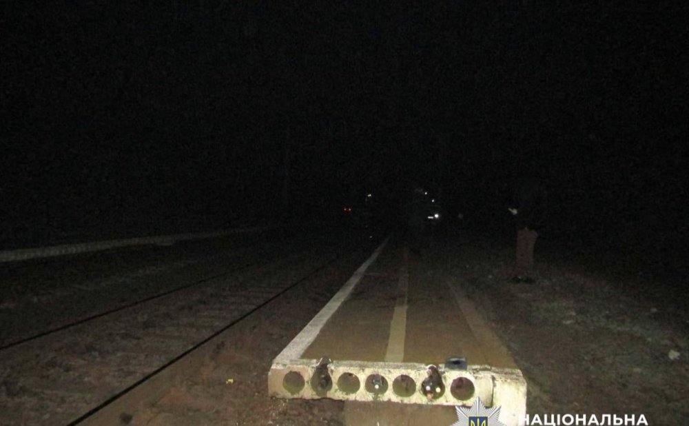 Сидів на коліях: під Києвом потяг збив 26-річного юнака