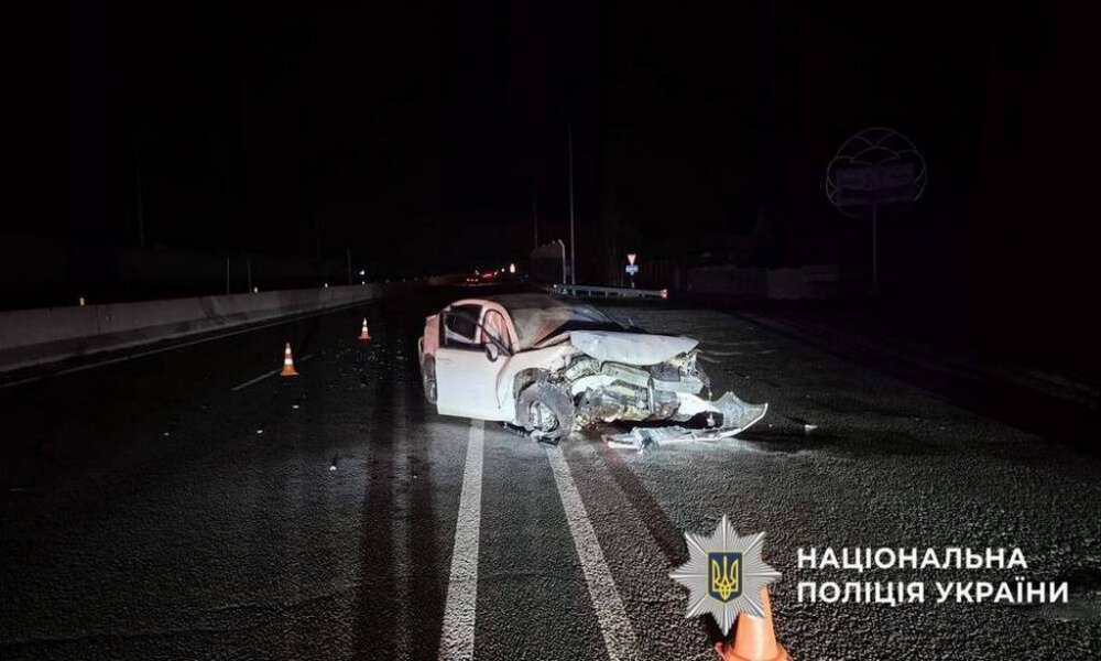 На Обухівщині водій Acura врізався у бетонний відбійник: двоє постраждалих госпіталізовані