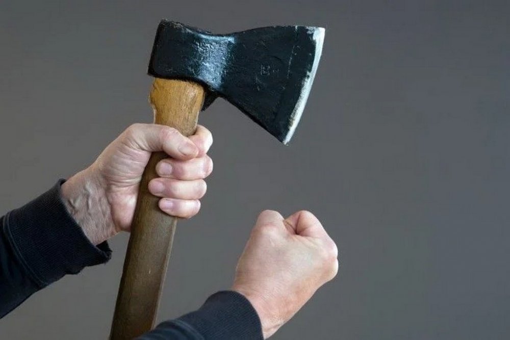 На Київщині чоловік завдав ударів сокирою по голові знайомому
