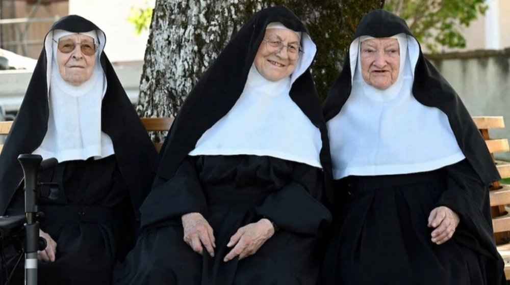 Монахинь, які втекли з будинку для літніх і стали зірками, можуть вигнати з абатства