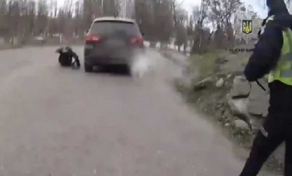 Збив патрульного та втік: поліція Києва показала відео передісторії резонансного затримання водія (ВІДЕО)