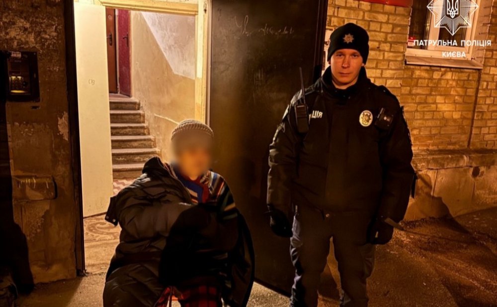 У Києві патрульні та рятувальники визволили з замкненої квартири жінку (ФОТО)