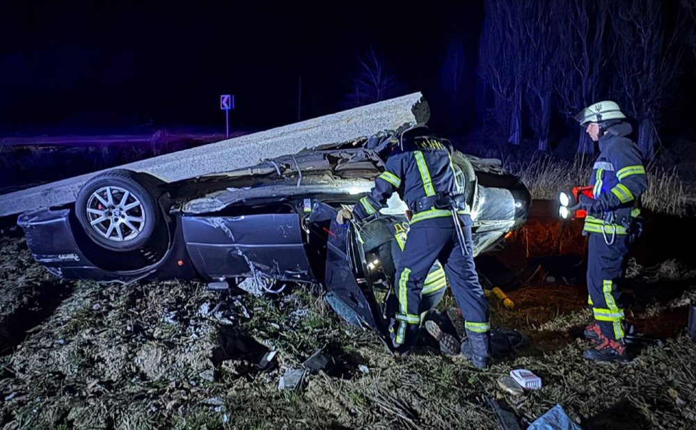 На Київщині легковик зніс електроопору та перевернувся: рятувальники вирізали загиблого з авто (ФОТО)