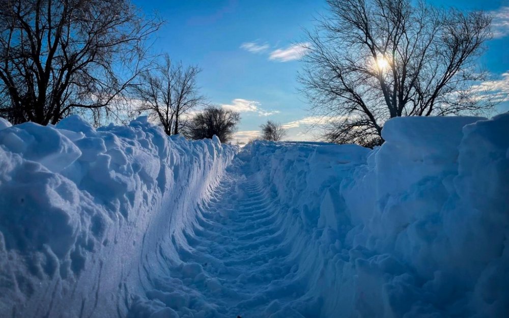 На Миколаївщині зі снігових заметів рятувальники витягали «швидку» з пацієнткою (ВІДЕО)