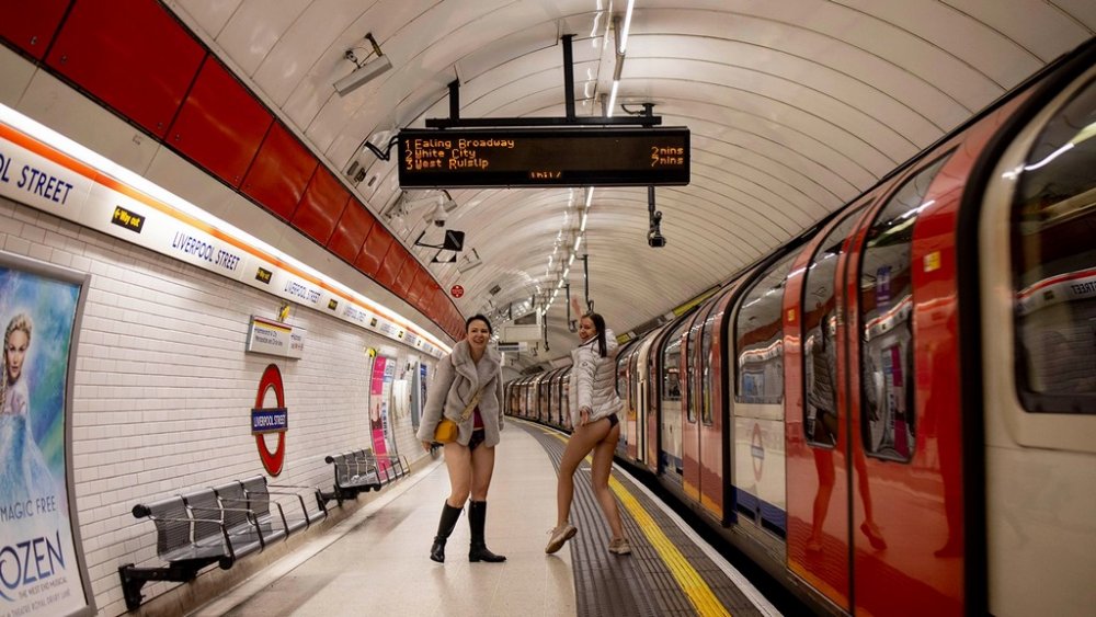 Пасажирка розважила людей у ​​метро танцем на жердині (ВІДЕО)