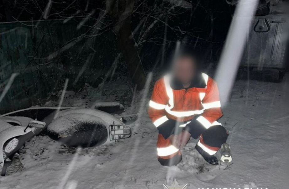 Покотив додому і сховав у дворі: у Фастові п’яний чоловік викрав моторолер