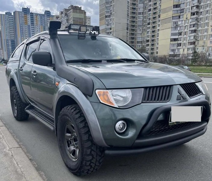 У Києві на Оболоні невідомий підпалив машину військового (ФОТО)