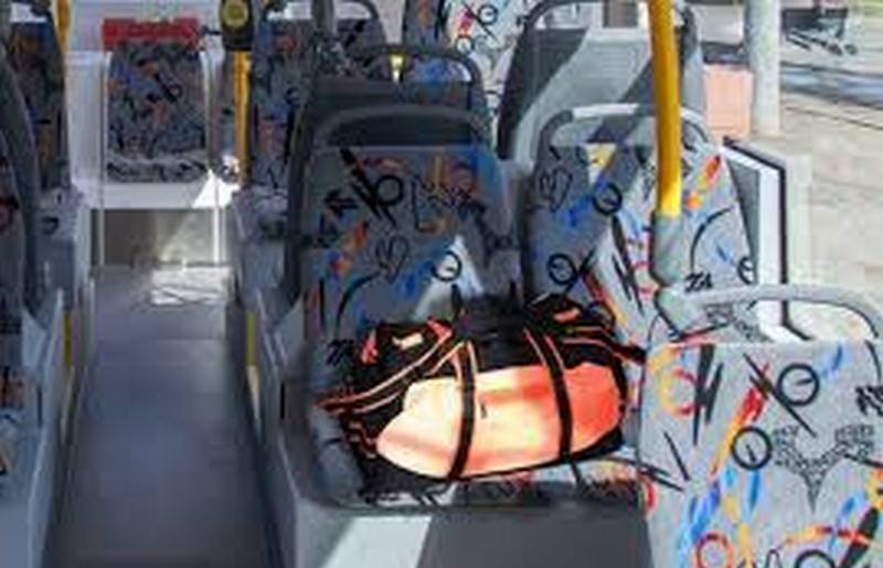 У Китаї пенсіонерка забула в автобусі сумку, де було понад 200 тисяч доларів