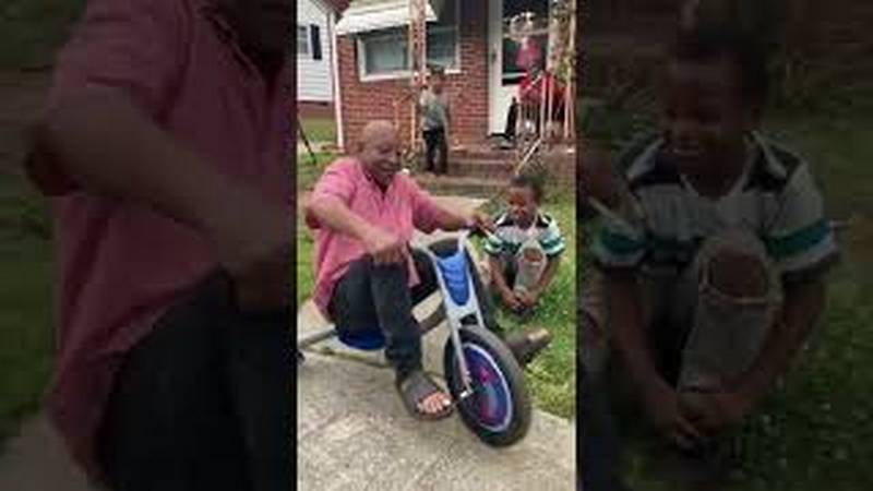 Тато зганьбився, показуючи дітям, як треба кататися на велосипеді (ВІДЕО)