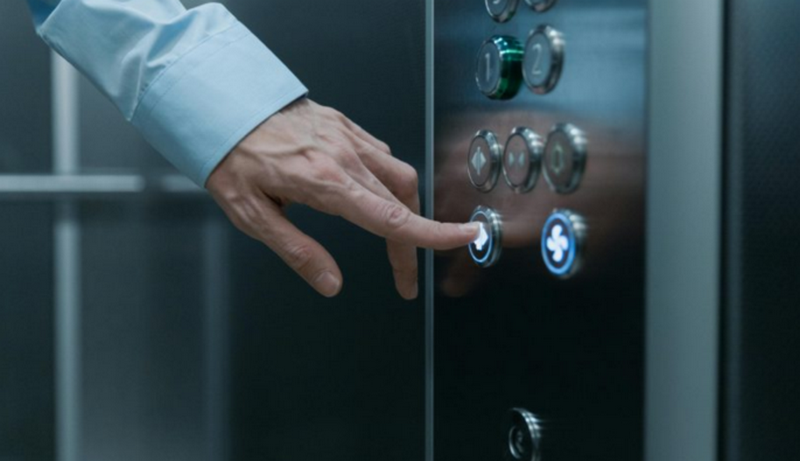 У Києві з 30 поверху зірвався ліфт у бізнес-центрі Gulliver: є постраждалий (ФОТО)