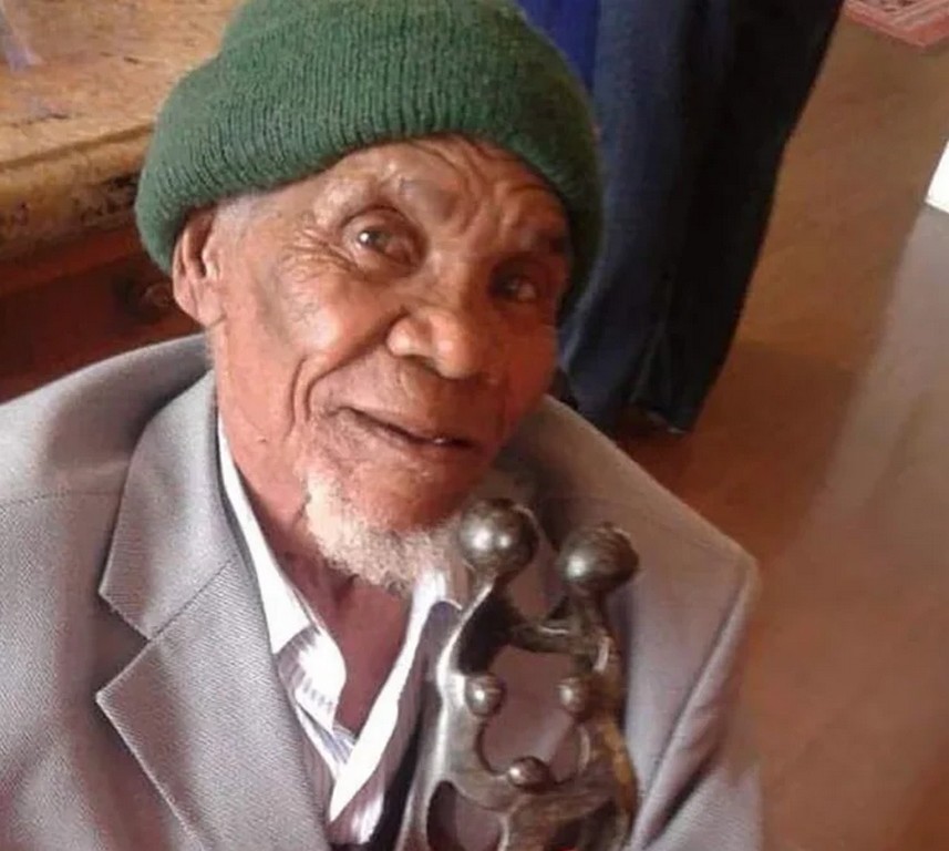 "Найстаріший чоловік світу", який курив усе життя, помер у 121 рік (ФОТО)