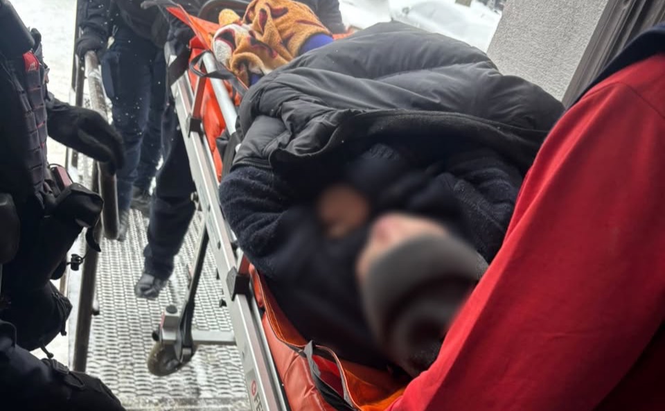 У Подільському районі поліцейські допомогли чоловіку, який не міг самостійно рухатися (ФОТО)