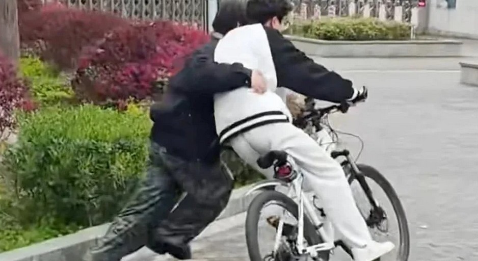 Китайський студент заробив $39 тисяч, навчаючи дорослих їзди на велосипеді