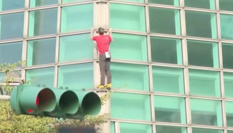 На Тайвані альпініст піднявся на 101-поверховий хмарочос без захисного спорядження (ВІДЕО)