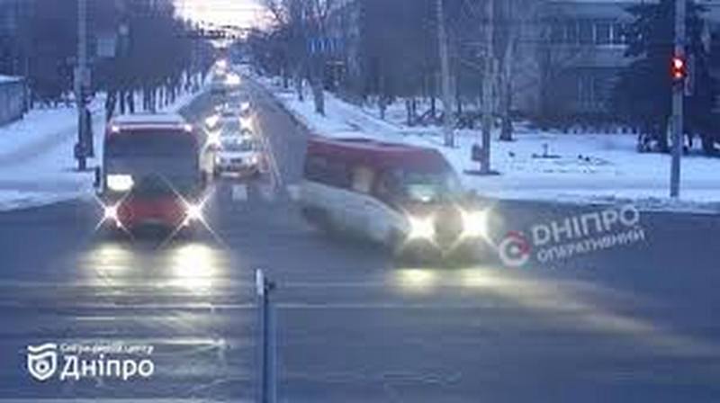 У Дніпрі ВАЗ в'їхав у маршрутку (ВІДЕО)