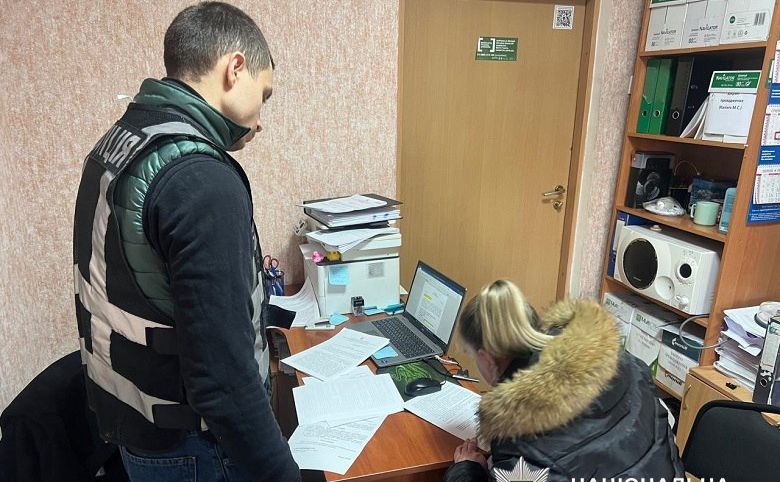 Затискала пальці у дверях, била і закривала у туалеті: у Києві жінці повідомлено про підозру в катуванні сина