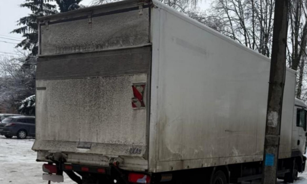 Наїзд заднім ходом: у Фастові вантажівка MAN збила жінку, її госпіталізували