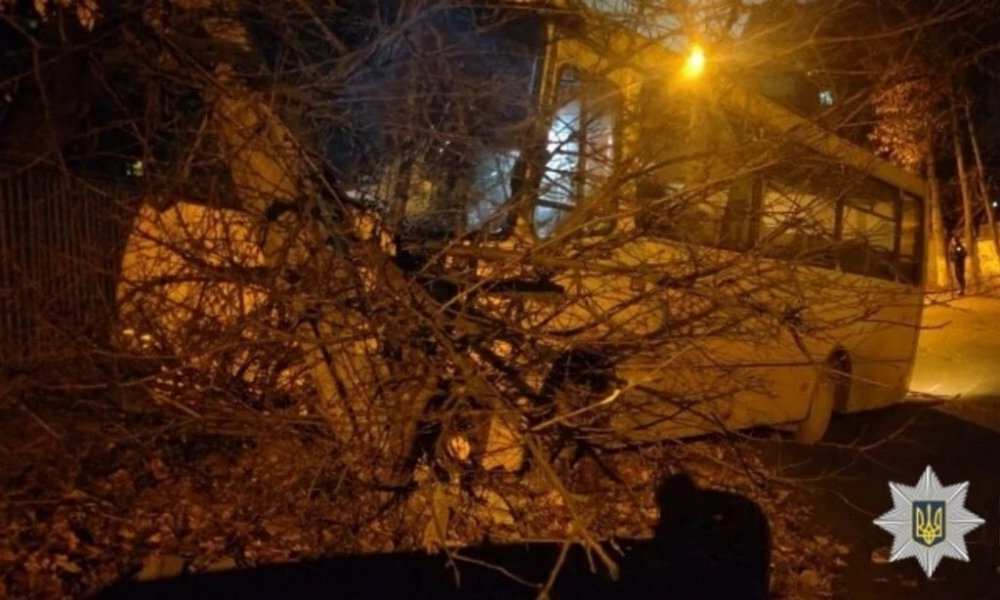 «Знайшов ключі в салоні»: у Києві нетверезий чоловік викрав автобус і протаранив два авто